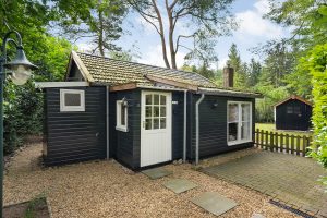 Vrijstaande recreatiebungalow op knusse camping "Wilrod"in Beerze, omringd door serene natuur en nabij de rivier "De Vecht".